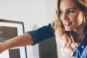 Mujer ayudando a un hombre en su trabajo