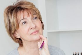 una doctora mirando el cuello den una paciente