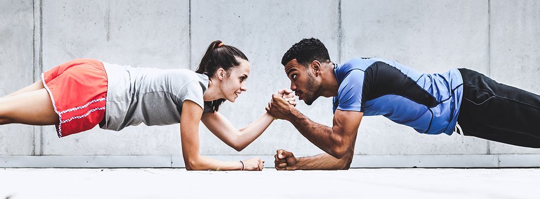 hombre y mujer practicando fitness