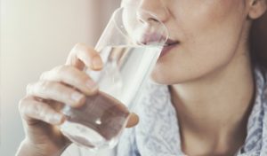 Mujer bebiendo agua