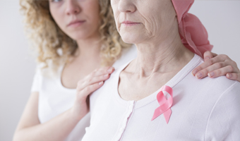 Mujer cuidando a otra mujer con cáncer