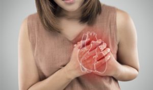 Mujer sufriendo dolor de pecho.