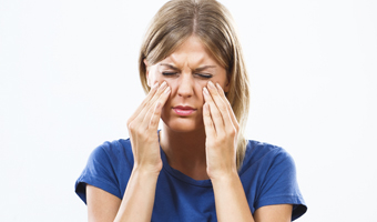 Mujer con dolor de rostro.