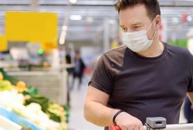 hombre con mascarilla haciendo la compra