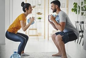 pareja practicando deporte con seguridad