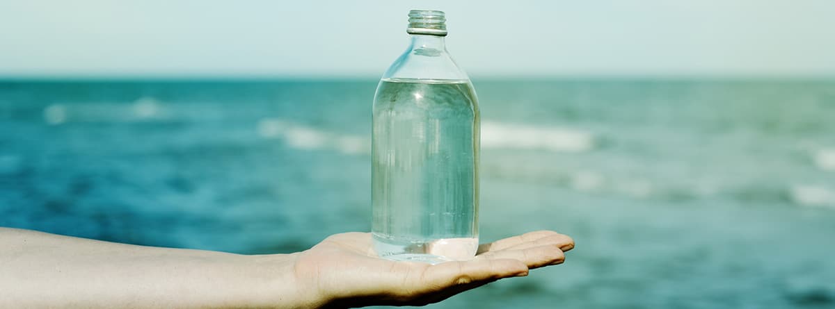 Agua de mar embotellada: ¿qué beneficios médicos tiene?