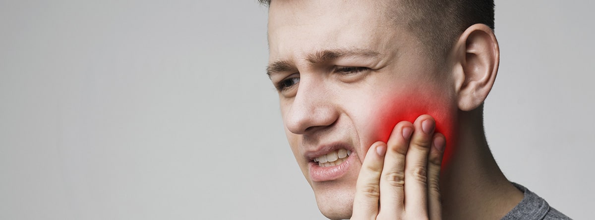 joven hombre con dolor de muelas