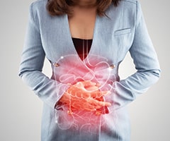 Síndrome del intestino irritable: mujer con una imagen trasparente del sistema digestivo