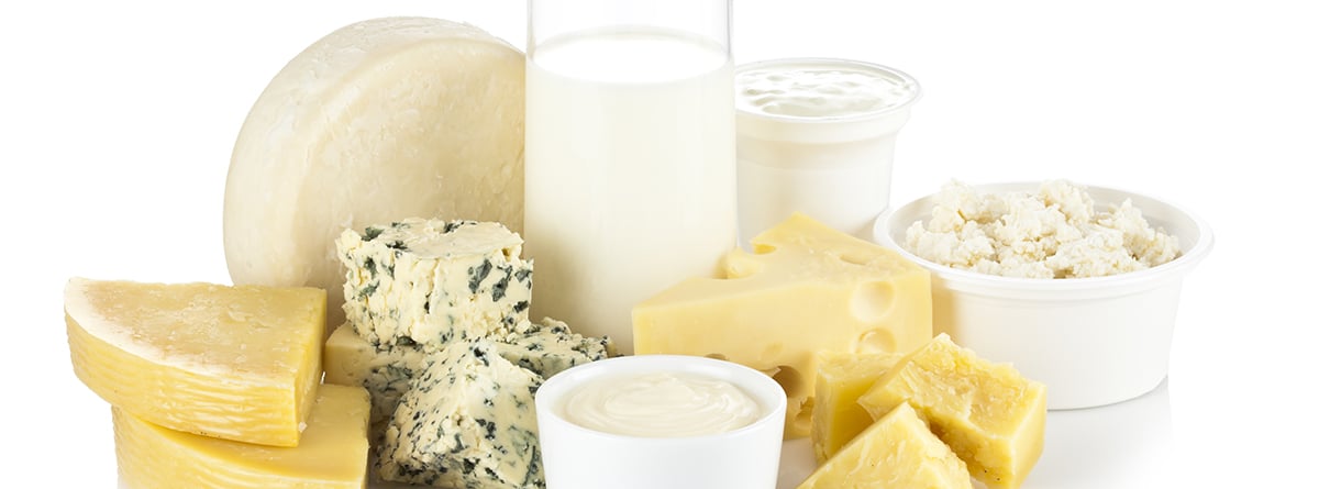 distintos alimentos con calcio como leche, quesos, mantequilla