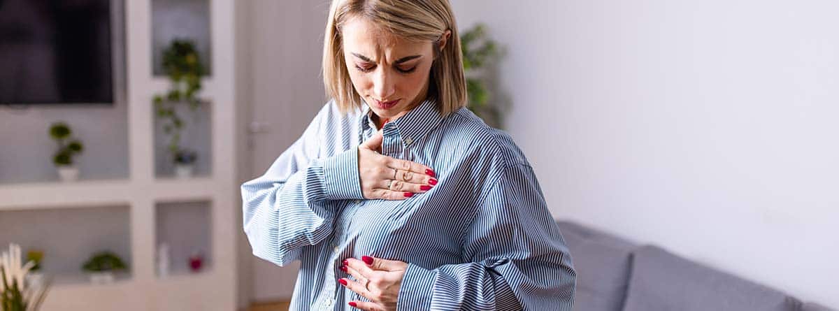 mujer joven revisando sus senos