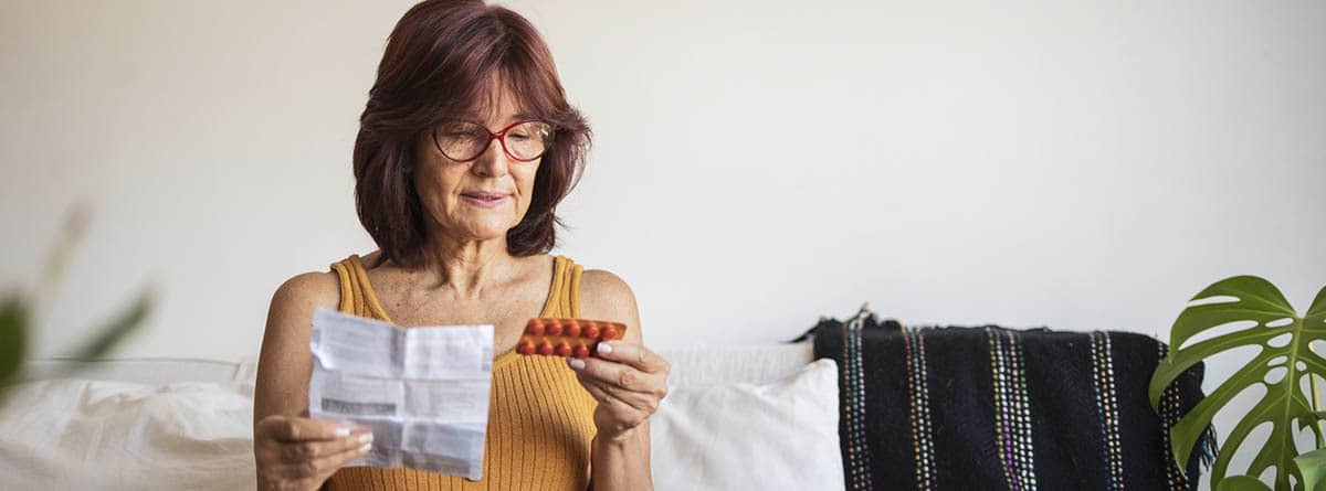 Mujer leyendo el prospecto de un medicamento