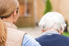 Cuidadora acompañando a una persona mayor con Alzheimer