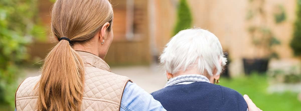 Cuidadora acompañando a una persona mayor con Alzheimer