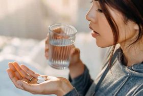 Mujer tomando unas pastillas