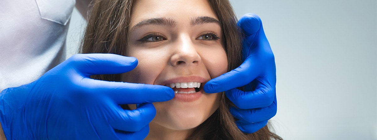 Chica en el dentista