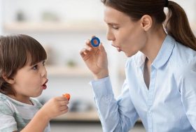 Mujer hablando con un niño