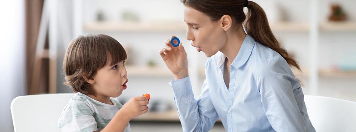 Mujer hablando con un niño