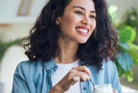 Mujer tomando un yogur