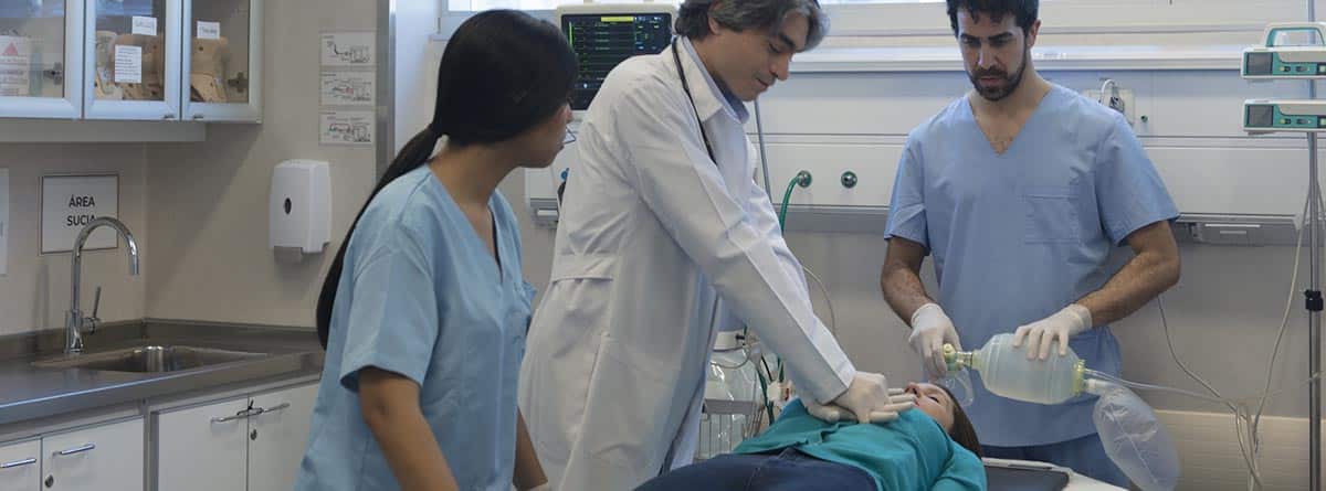 Médico haciendo una RCP