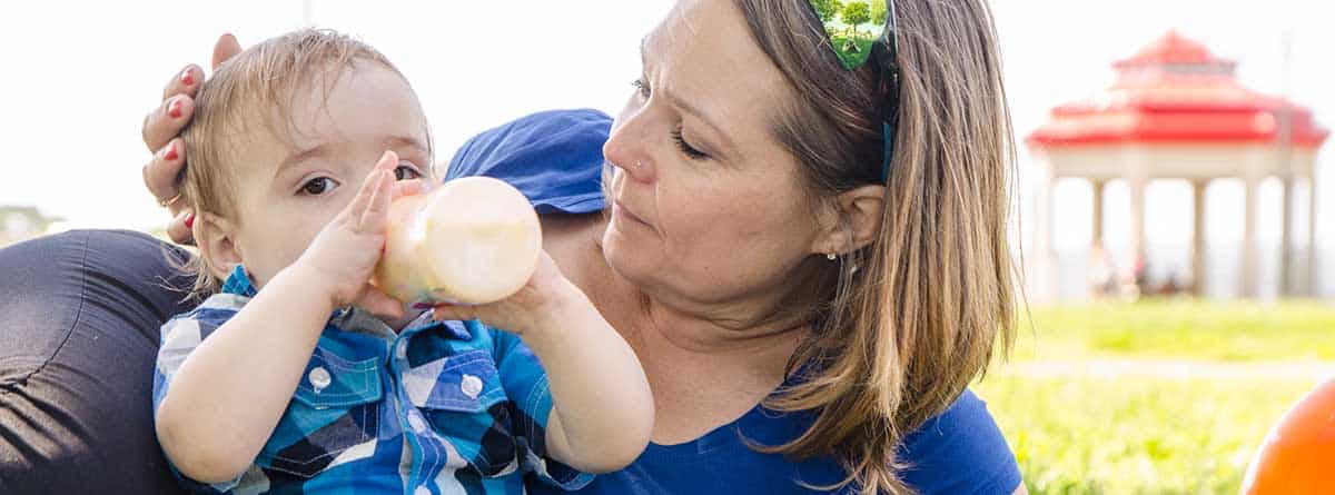 Mujer de más de 50 años con un bebé