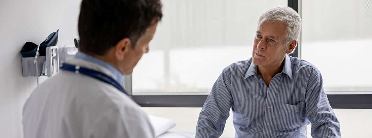 Un médico hablando con un paciente