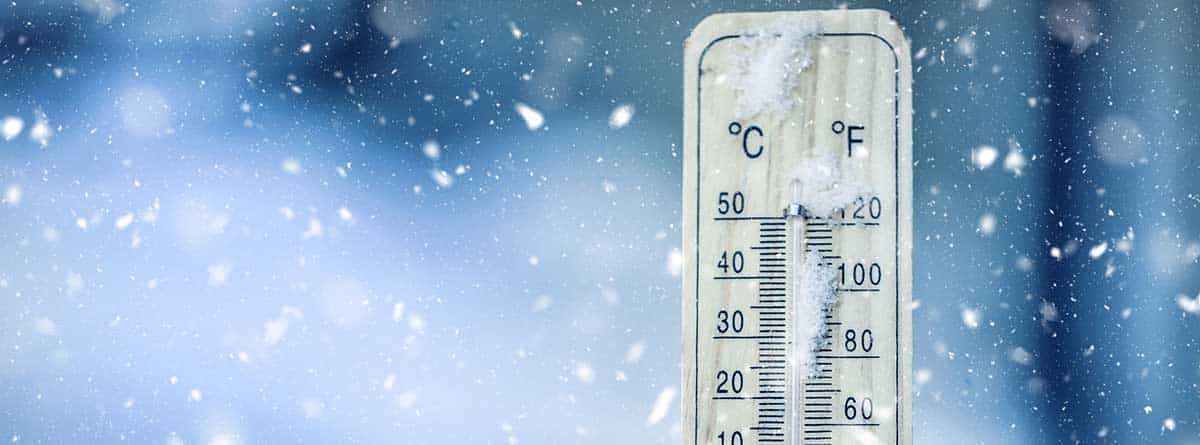 Termómetro que indica bajas temperaturas con un fondo de nieve