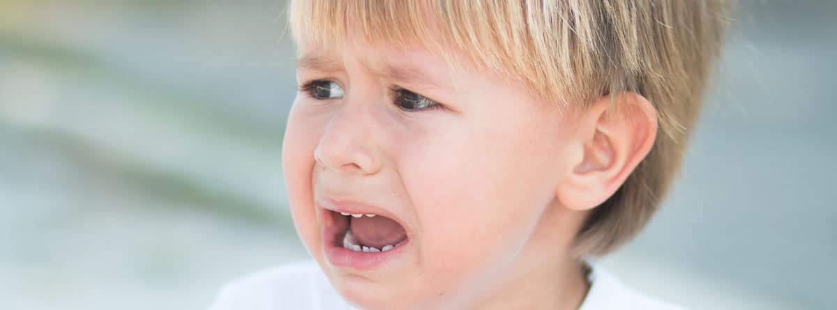 Niño de unos 2 años llorando