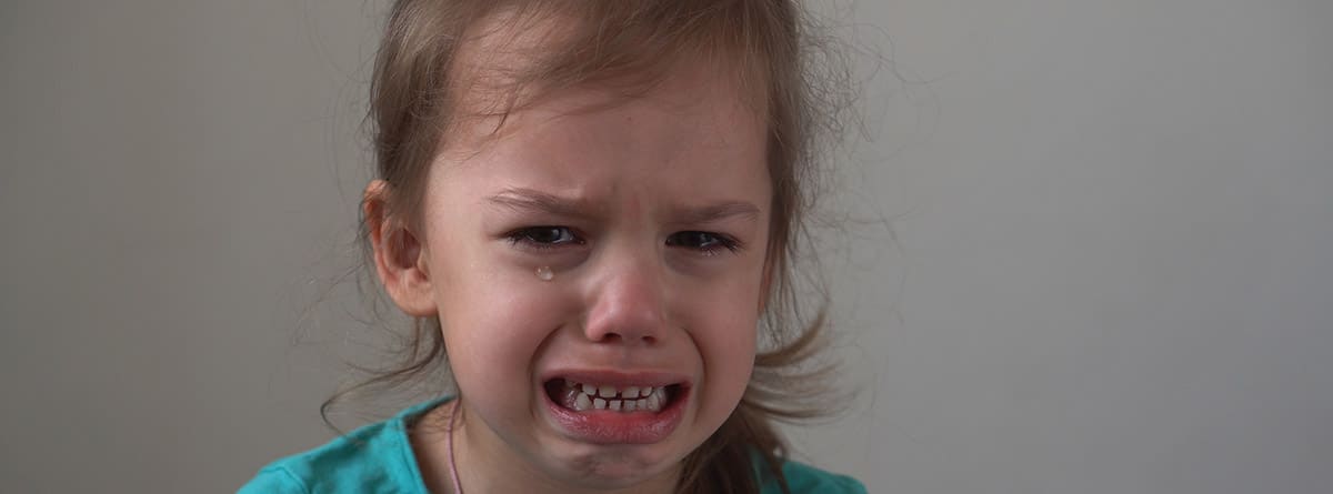 Niña pequeña llorando desconsolada