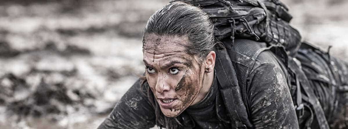 Mujer realizando actividades del ejército