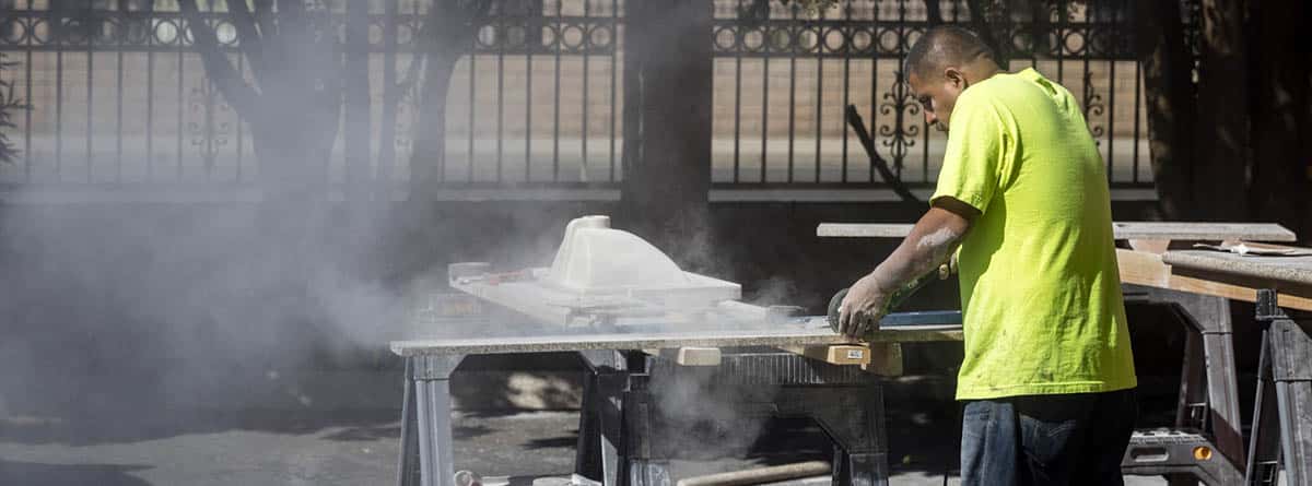 Trabajador respirando polvo de sílice