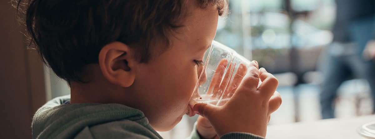 Niño bebiendo un vaso de agua