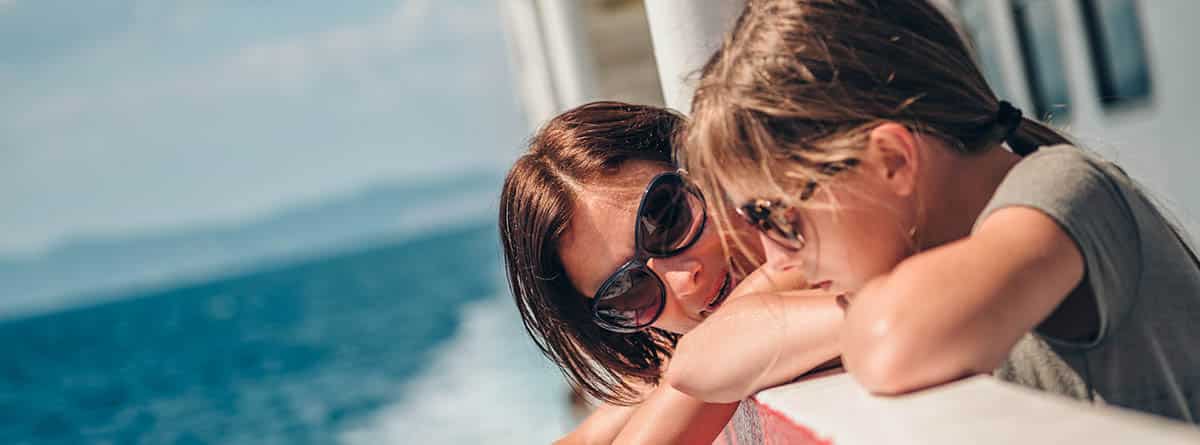 Una madre y un hijo asomados en un barco