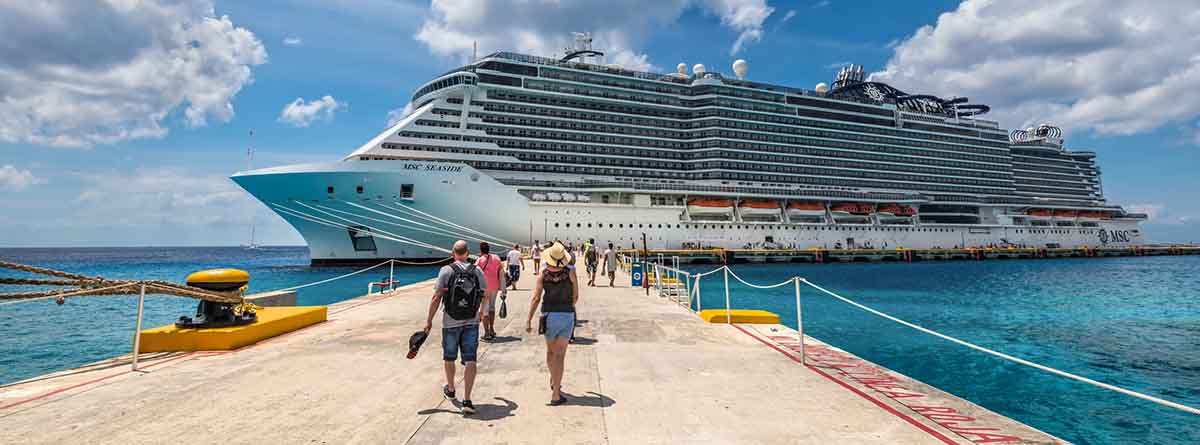 Varias personas subiendo a un crucero