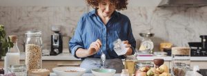 Mujer cocinando con alimentos saludables