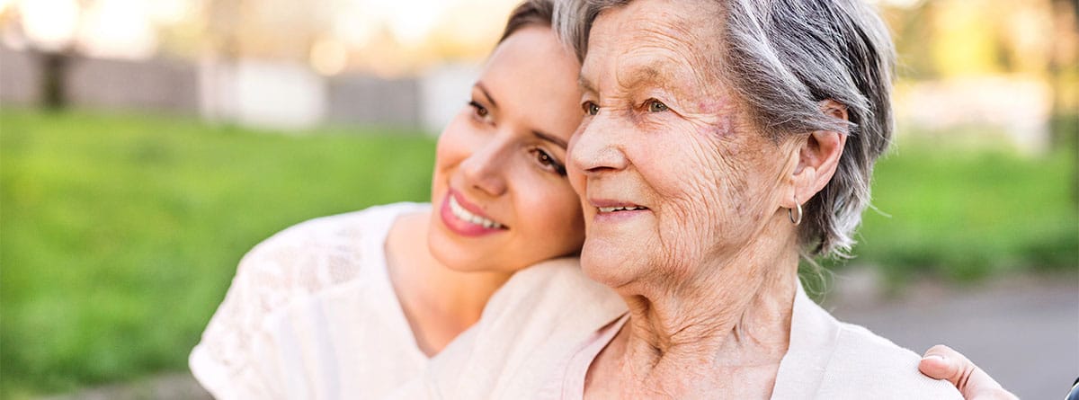 Madre anciana e hija