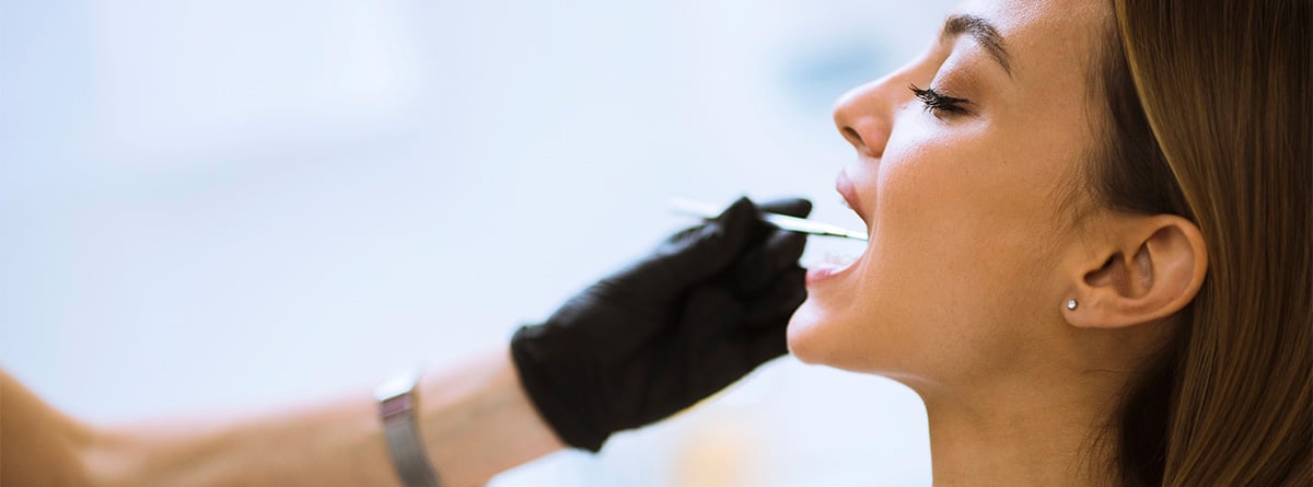 Mujer en consulta dentista