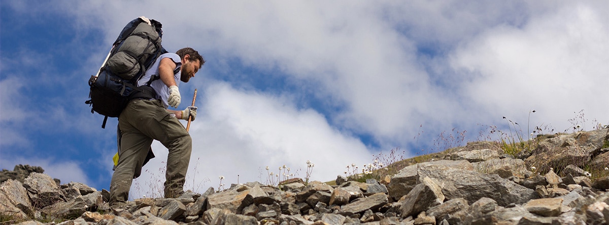 Excursionista subiendo una montaña