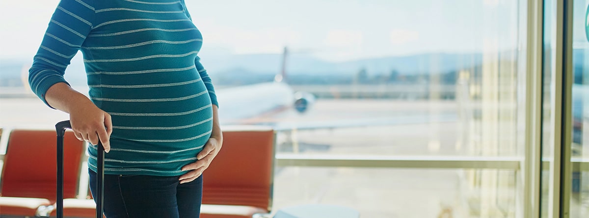 Mujer embarazada en el aeropuerto