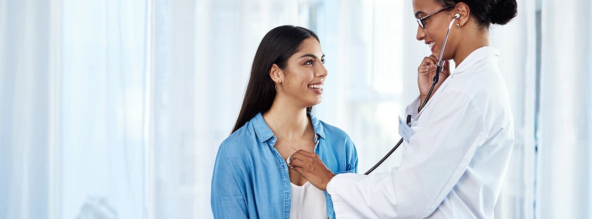 Mujer en consulta médica