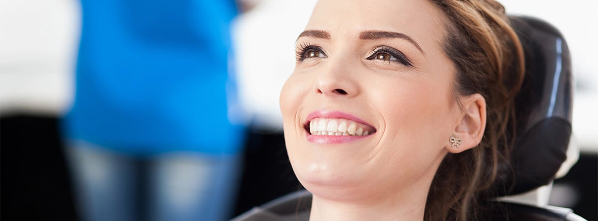 Mujer sonriendo en el dentista