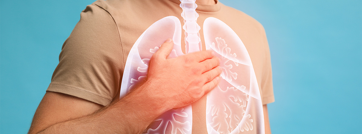 Hombre con la mano a la altura de los pulmones