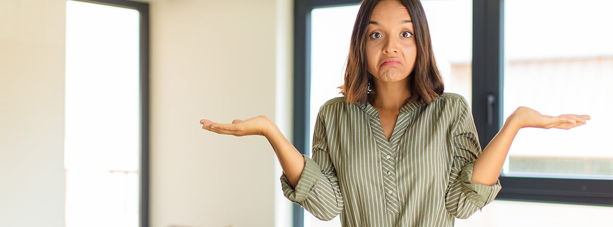 Mujer confundida elevando hombros